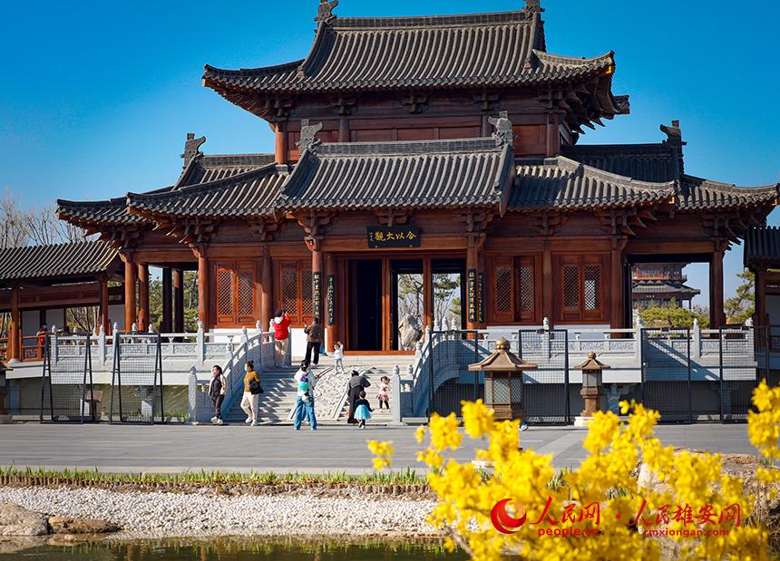 雄安悅?cè)莨珗@一角，不少家長帶著孩子前來游玩。人民網(wǎng)宋燁文攝