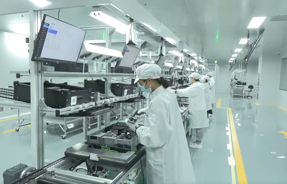 雄安新區(qū)首條信創(chuàng)產(chǎn)品數(shù)字化產(chǎn)線上，工作人員正在進(jìn)行個性化裝配。雄安百信信息科技有限公司供圖