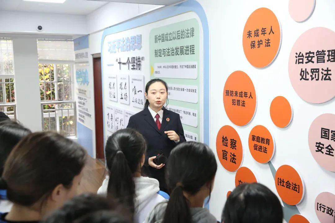 學生們參觀法治文化長廊.jpg 學生們參觀法治文化長廊.jpg