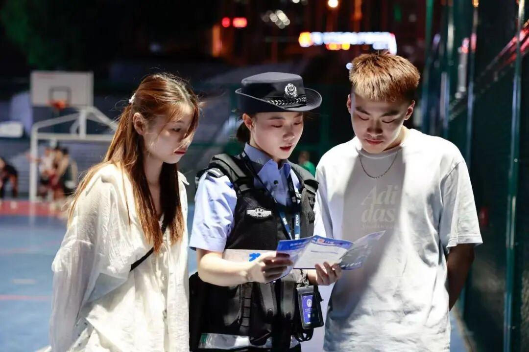 民警對(duì)群眾做安全知識(shí)宣傳.jpg 民警對(duì)群眾做安全知識(shí)宣傳.jpg