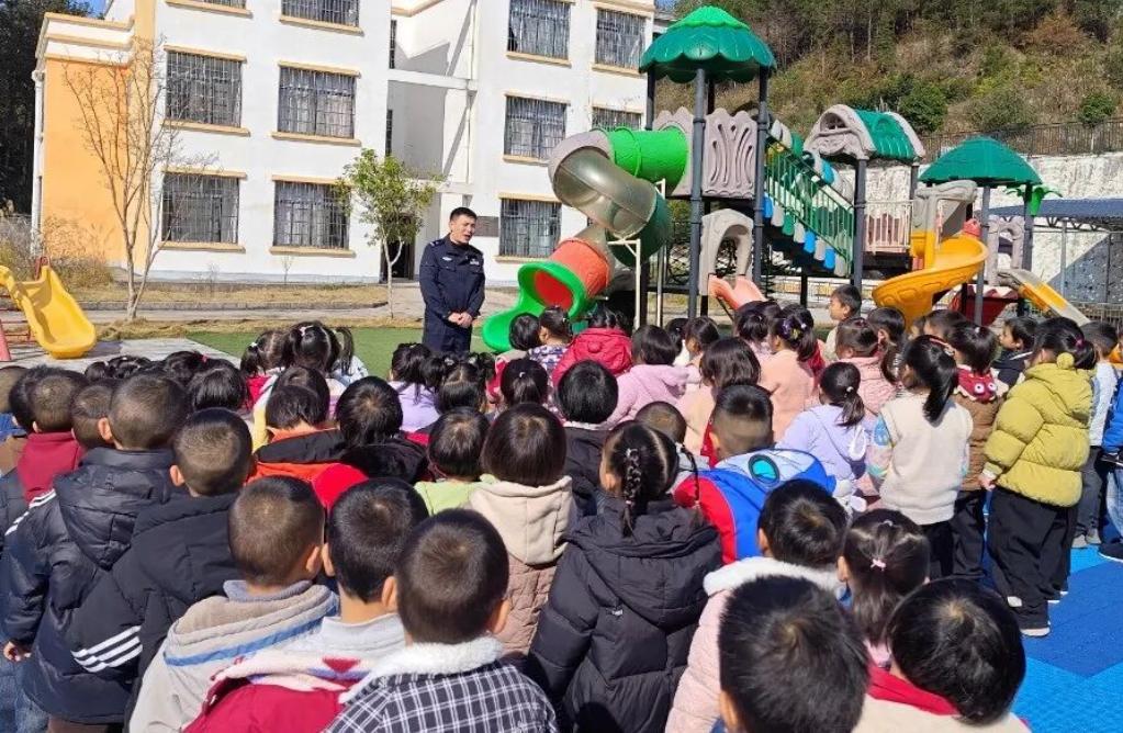 圖1 民警普法現(xiàn)場.jpg 圖1 民警普法現(xiàn)場.jpg