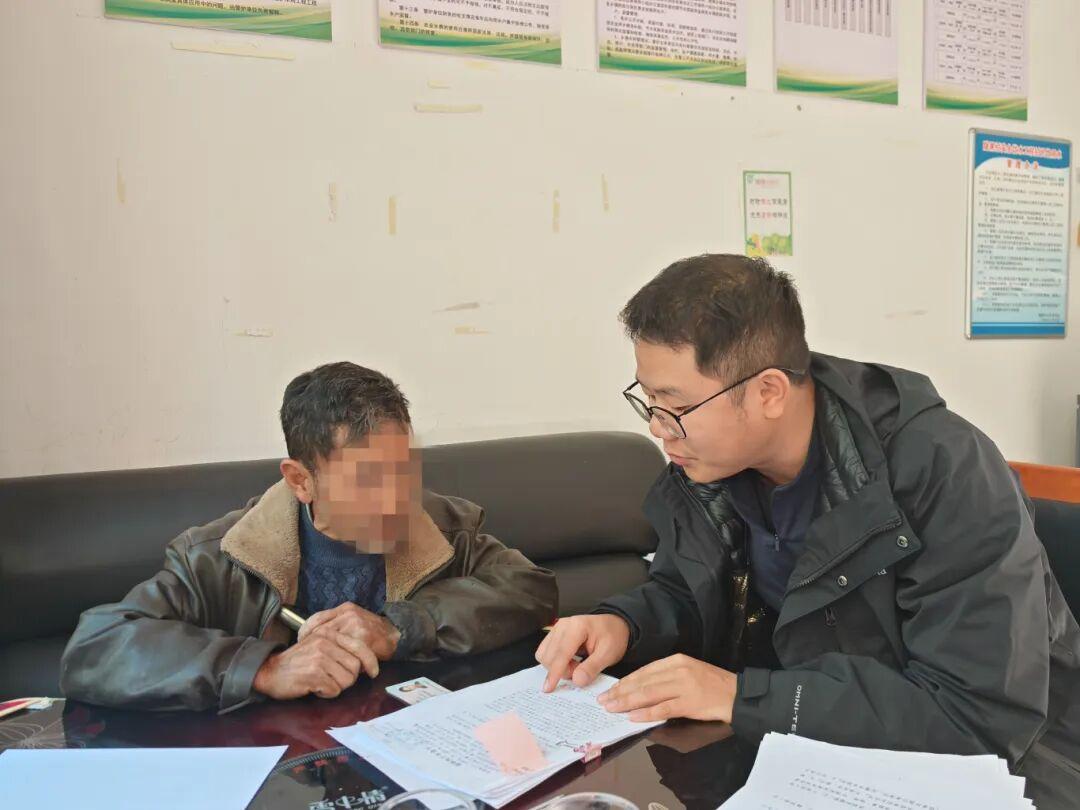 圖1 法官與當(dāng)事人溝通案件細(xì)節(jié).jpg 圖1 法官與當(dāng)事人溝通案件細(xì)節(jié).jpg