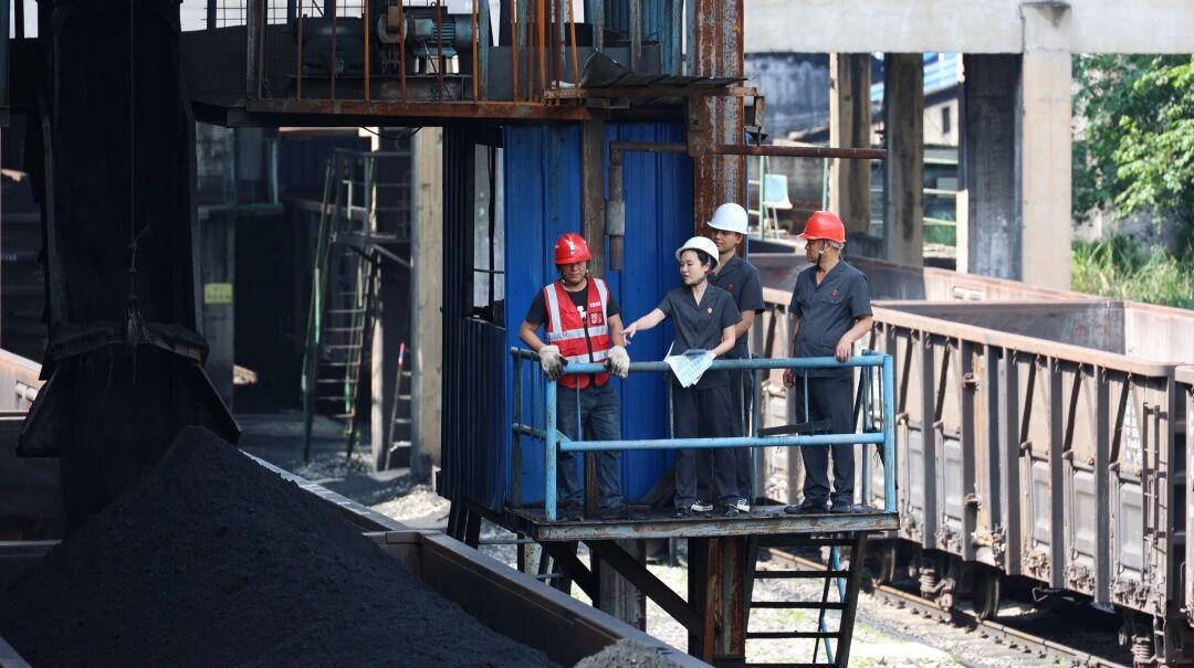 圖1法官實(shí)地查看情況.jpg 圖1法官實(shí)地查看情況.jpg