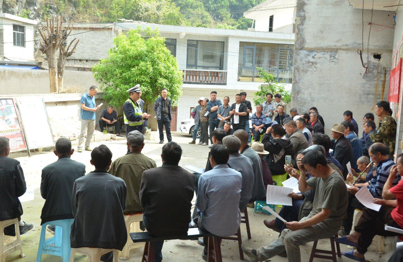 圖1交警開展院壩會.jpg