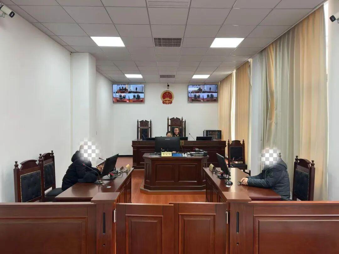 圖1 庭審現(xiàn)場.jpg 圖1 庭審現(xiàn)場.jpg