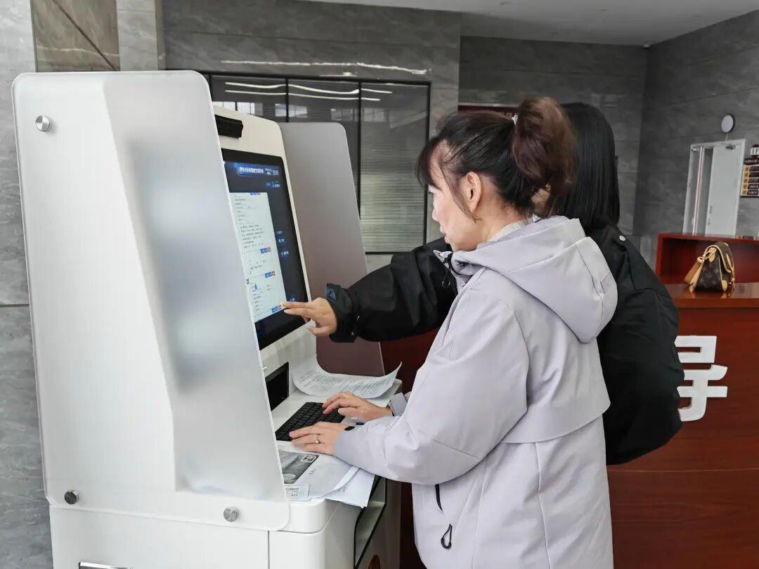 圖1 莫女士使用訴狀智能生成系統(tǒng).jpg 圖1 莫女士使用訴狀智能生成系統(tǒng).jpg