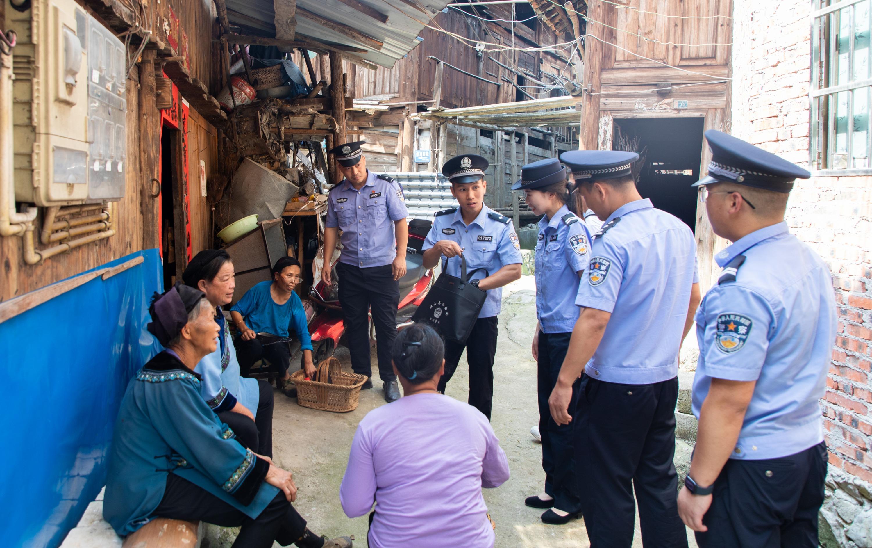 圖1民警走村入戶開展矛盾糾紛排查化解工作.jpg 圖1民警走村入戶開展矛盾糾紛排查化解工作.jpg
