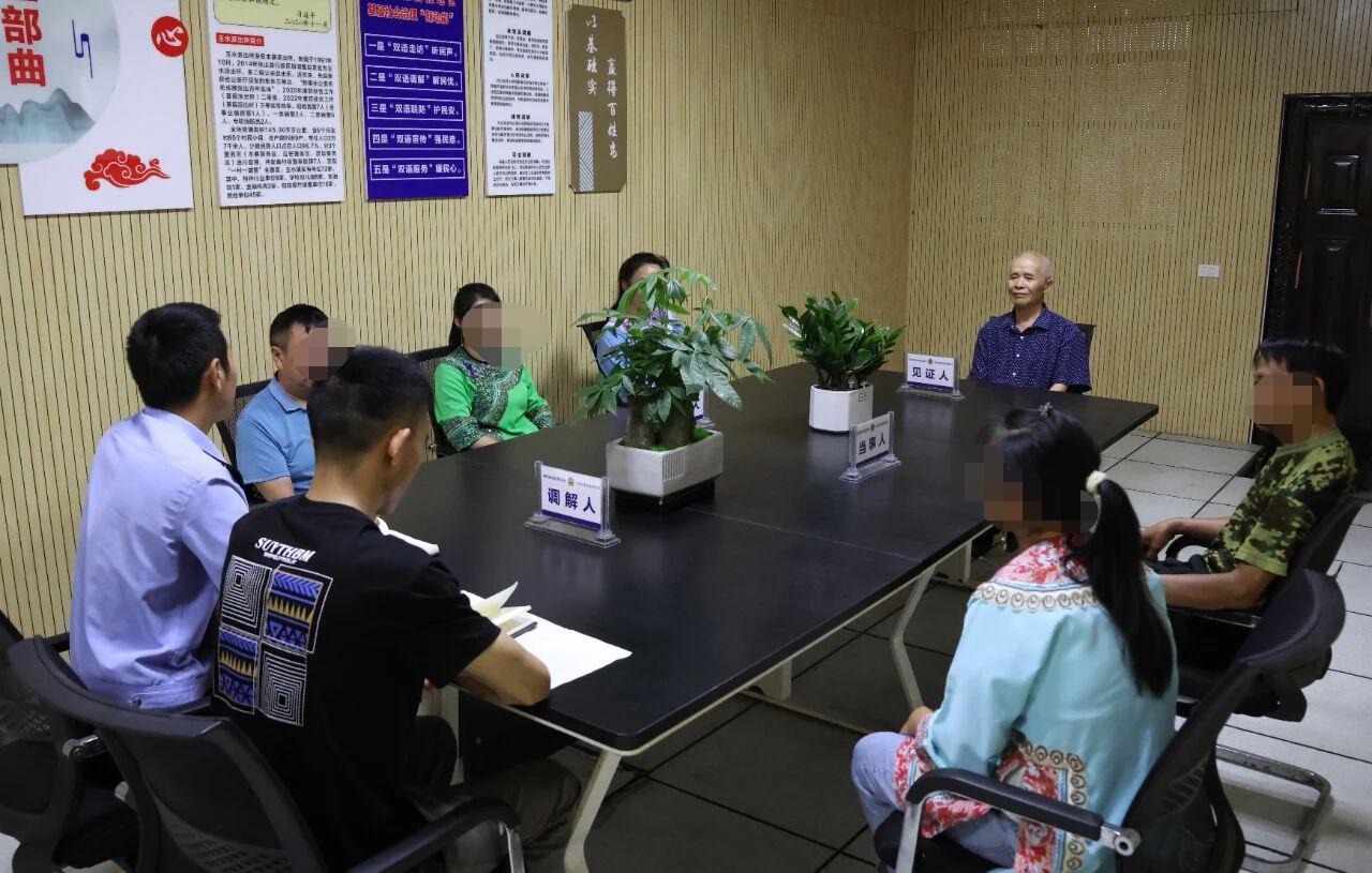 圖2民警進行矛盾調(diào)解.jpg 圖2民警進行矛盾調(diào)解.jpg