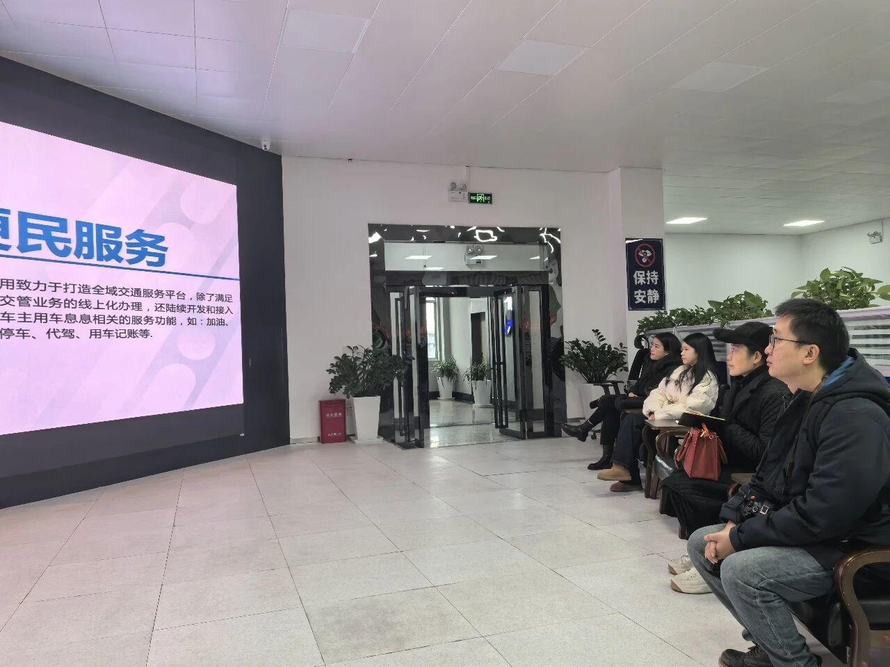 圖1為新聞媒體記者在貴州110服務(wù)中心觀看視頻片.jpg 圖1為新聞媒體記者在貴州110服務(wù)中心觀看視頻片.jpg