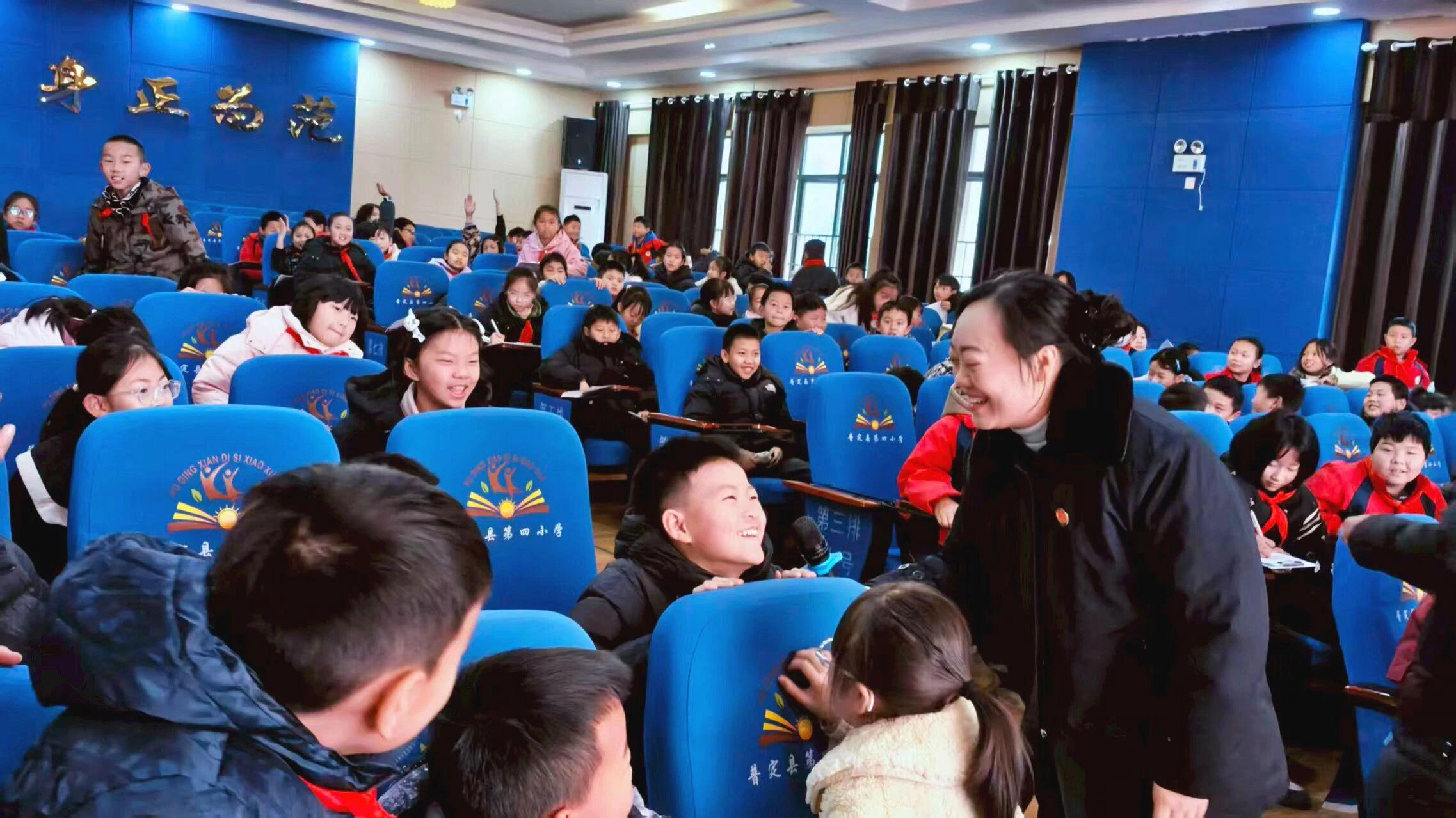 圖2 學(xué)生積極參與互動問答環(huán)節(jié).jpg 圖2 學(xué)生積極參與互動問答環(huán)節(jié).jpg