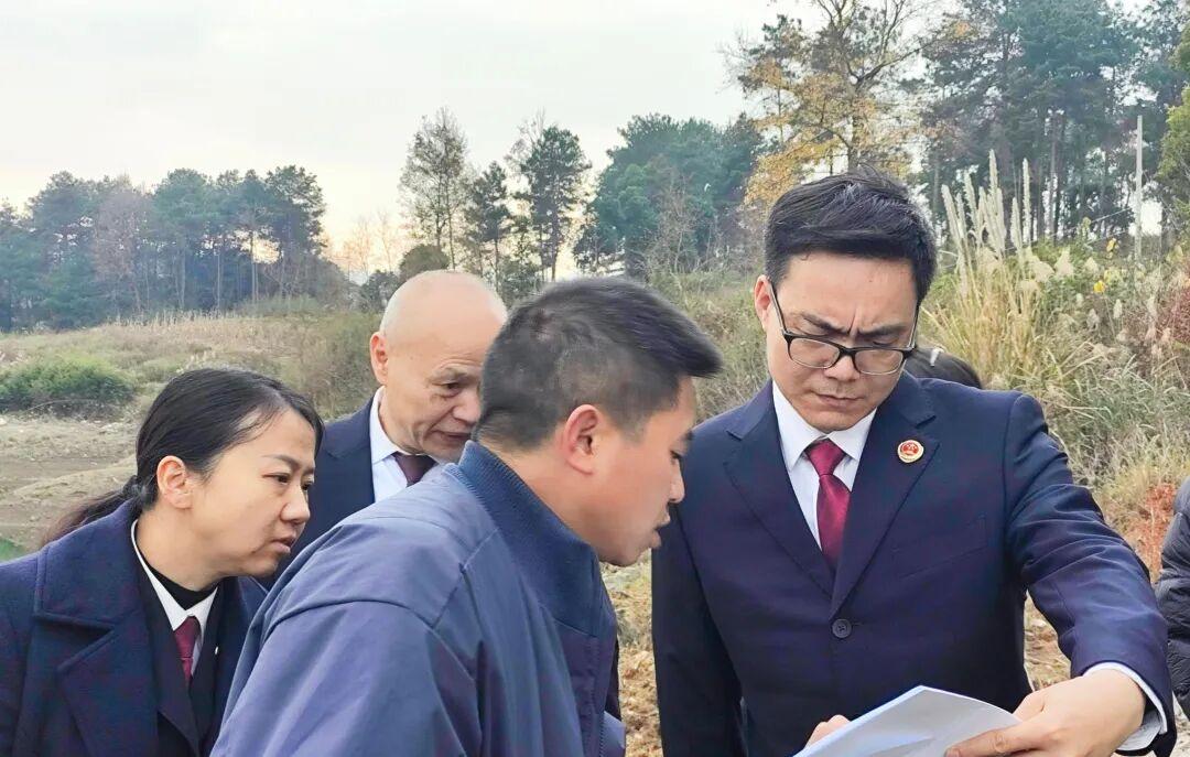 圖1 檢察機(jī)關(guān)實(shí)地調(diào)查.jpg 圖1 檢察機(jī)關(guān)實(shí)地調(diào)查.jpg