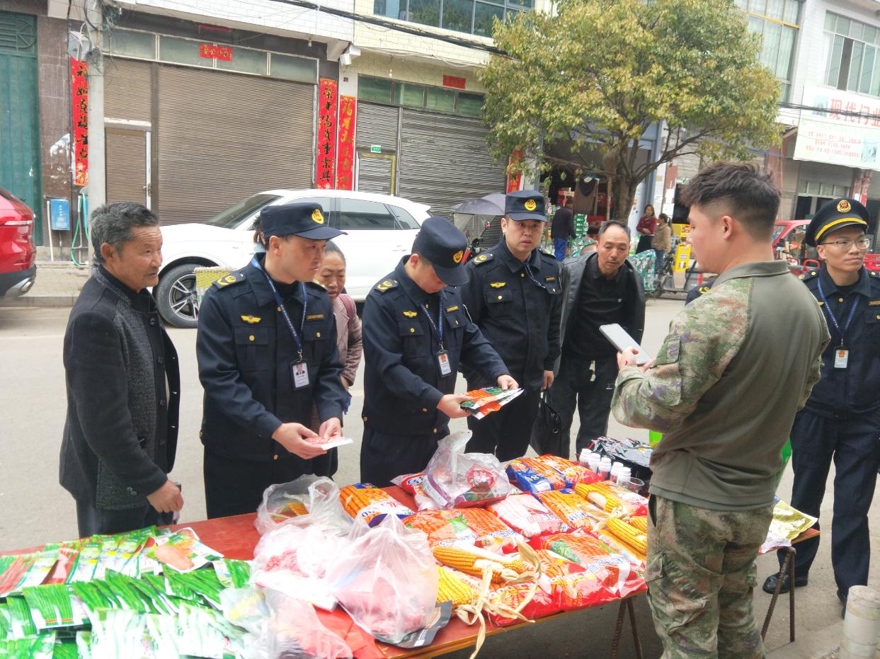 圖1執(zhí)法人員檢查農(nóng)資經(jīng)營主體.jpg 圖1執(zhí)法人員檢查農(nóng)資經(jīng)營主體.jpg