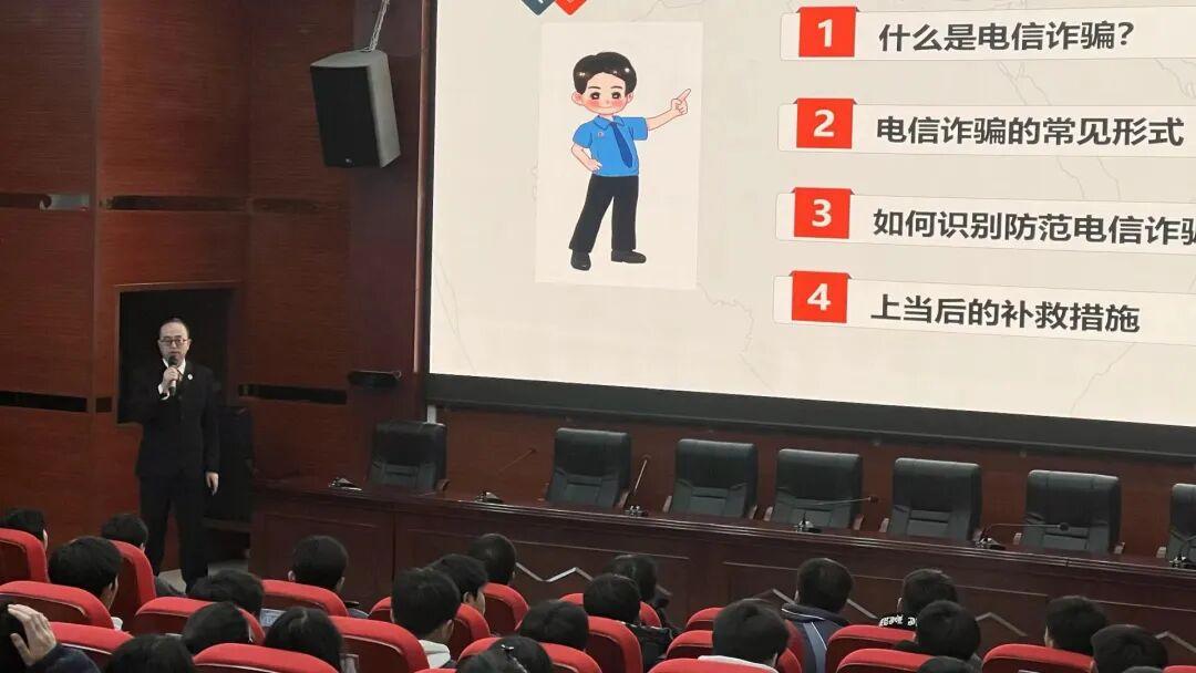 圖2 法治課現(xiàn)場2.jpg 圖2 法治課現(xiàn)場2.jpg