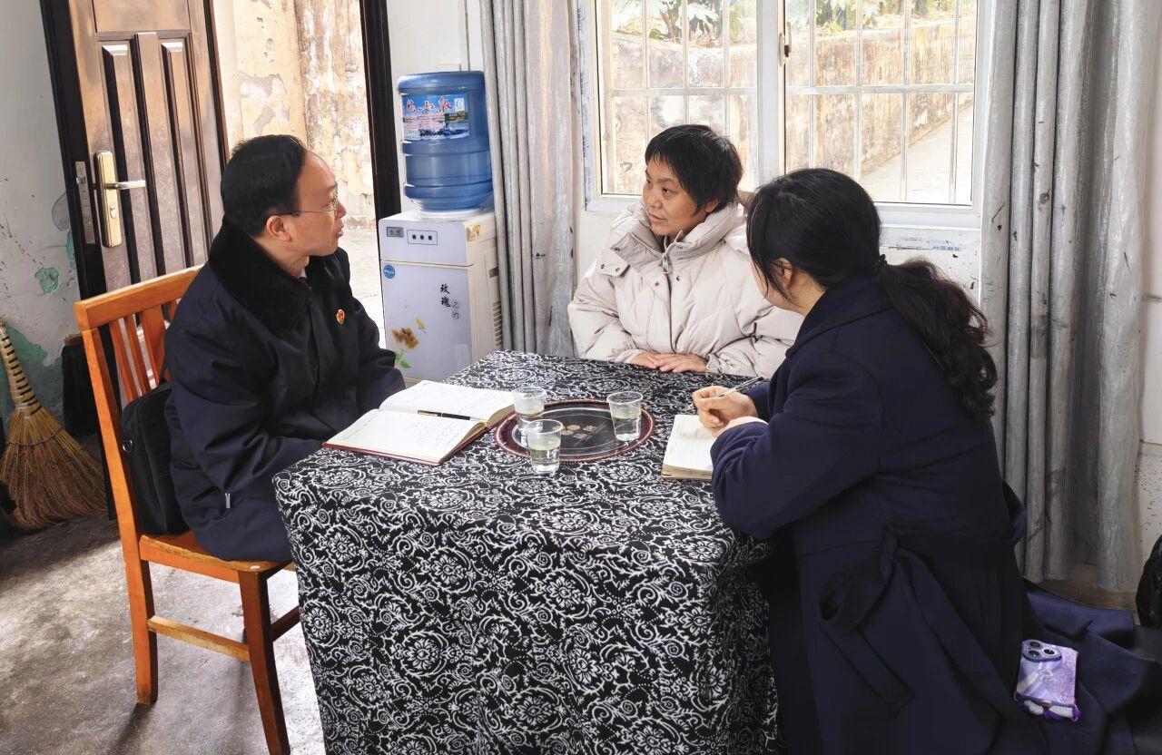 圖1 與代表交談.jpg 圖1 與代表交談.jpg