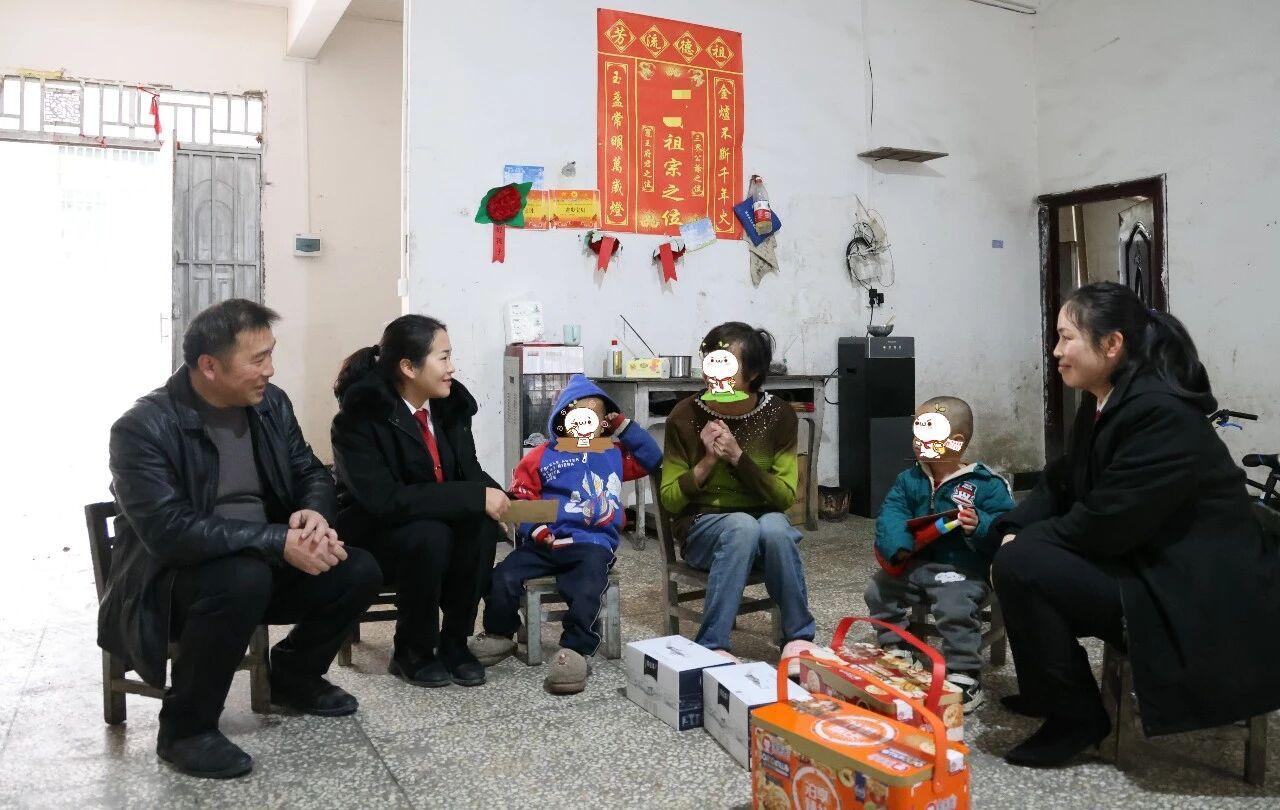 圖5 荔波法院“愛心媽媽”走訪慰問困境、留守兒童.jpg