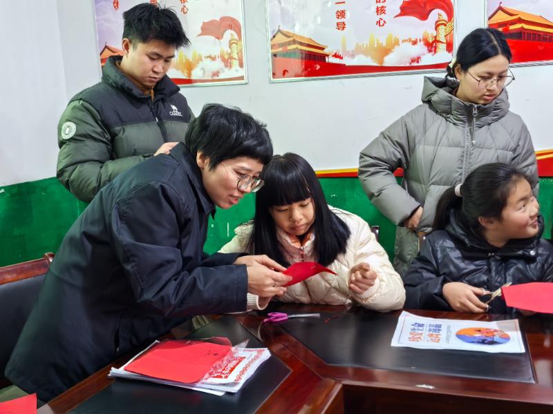 圖1 黨支部工作人員與小學生一起做手工 .jpg 圖1 黨支部工作人員與小學生一起做手工 .jpg