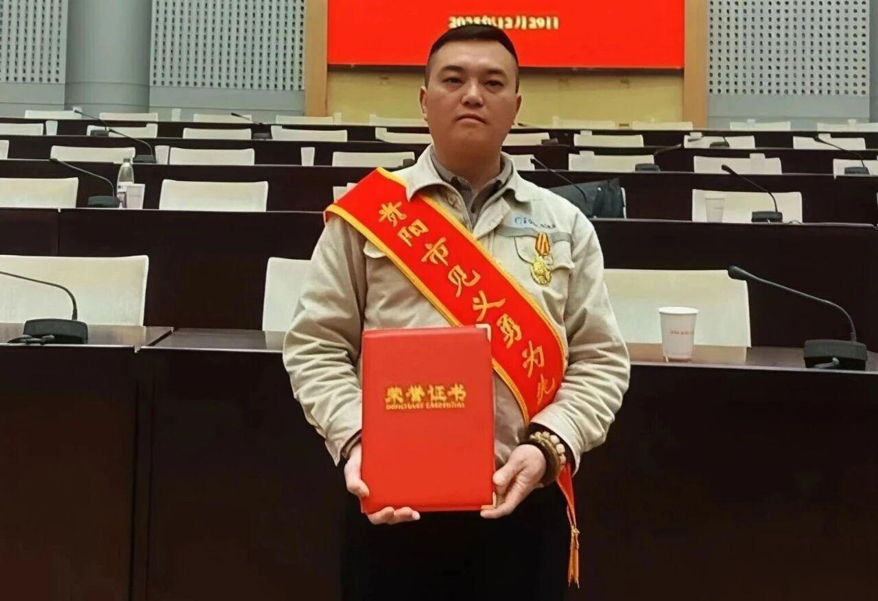 三次捐出榮譽獎金 何波用平凡詮釋英雄本色