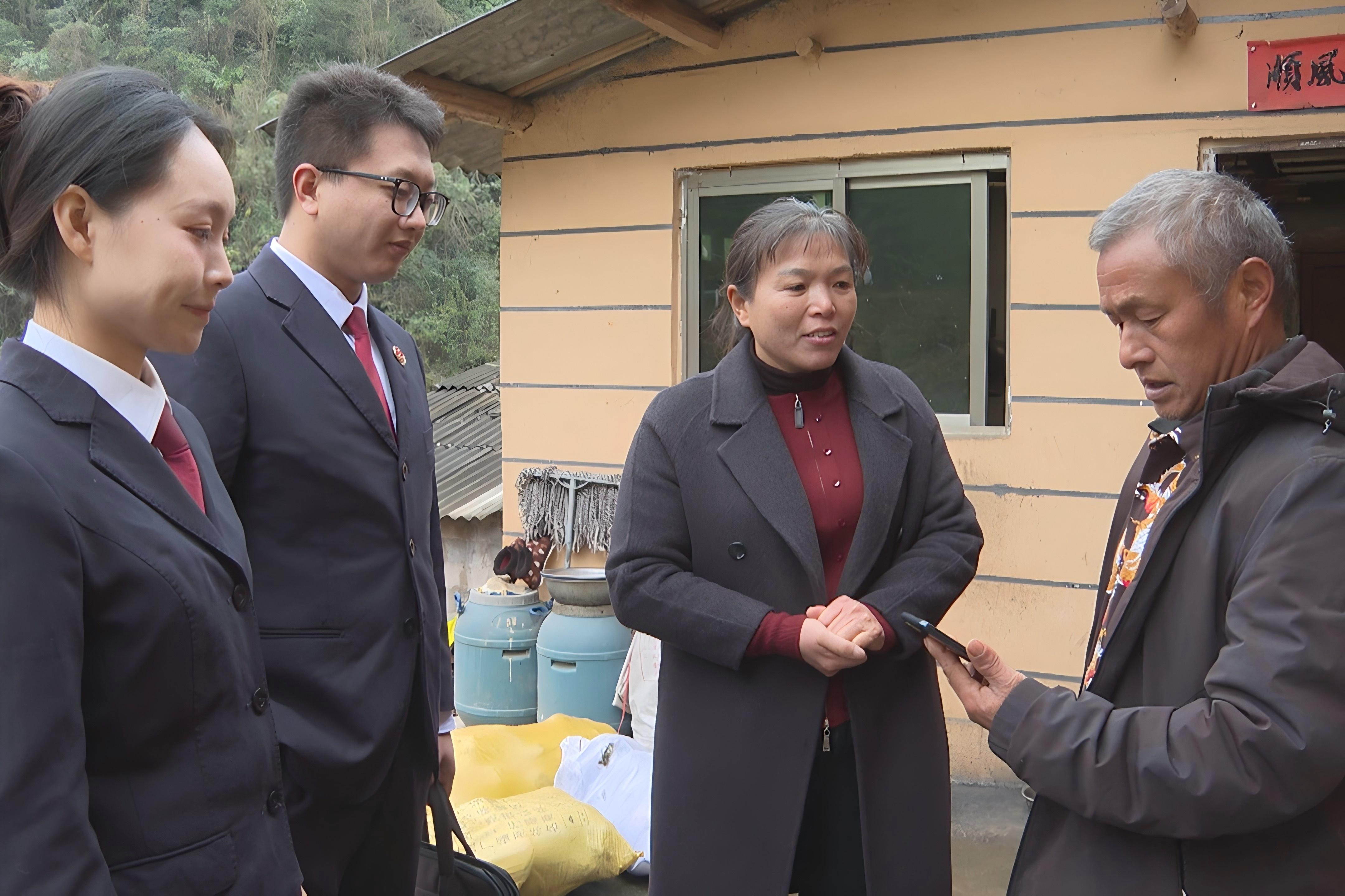 圖1 村民對檢察人員展示網(wǎng)絡(luò)情況.jpg 圖1 村民對檢察人員展示網(wǎng)絡(luò)情況.jpg