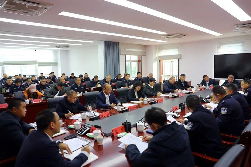 圖3 市公安局舉行黨風政風警風監(jiān)督員聘任儀式?！岔樄踩诿襟w中心供圖.jpg