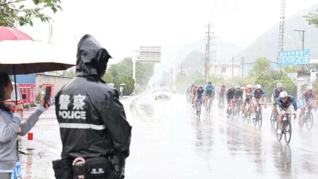 圖2 全力護航首屆環(huán)貴州公園省國際公路自行車賽?！?zhèn)寧自治縣公安局供圖.jpg