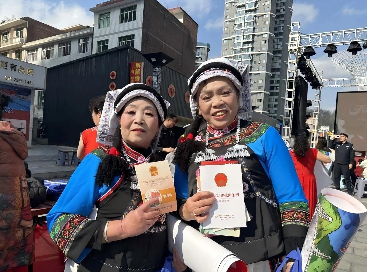 圖1 向群眾贈送法治書籍.jpg 圖1 向群眾贈送法治書籍.jpg