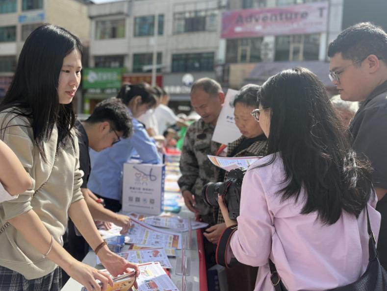 圖4 工作人員進行普法宣講.jpg 圖4 工作人員進行普法宣講.jpg