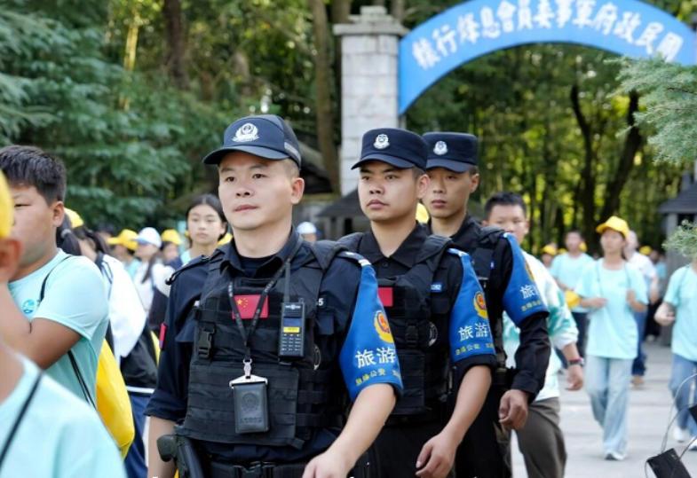 圖2 民警進行常態(tài)巡防.jpg 圖2 民警進行常態(tài)巡防.jpg