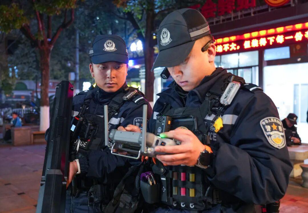 圖1 六枝特區(qū)公安局新廣場街面警務站 &nbsp; &nbsp;羅有安（右一）.jpg