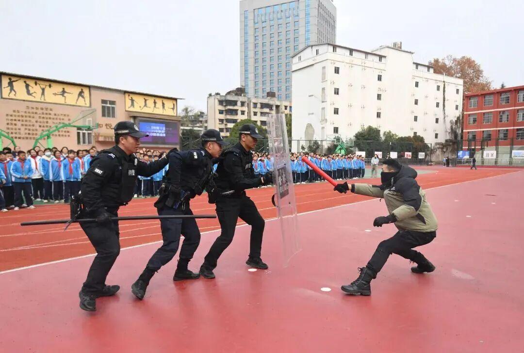 圖2 特警隊(duì)員現(xiàn)場講解襲擊應(yīng)對(duì)技巧.jpg 圖2 特警隊(duì)員現(xiàn)場講解襲擊應(yīng)對(duì)技巧.jpg