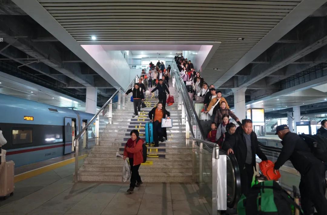 圖2 旅客有序趕車場景.jpg 圖2 旅客有序趕車場景.jpg