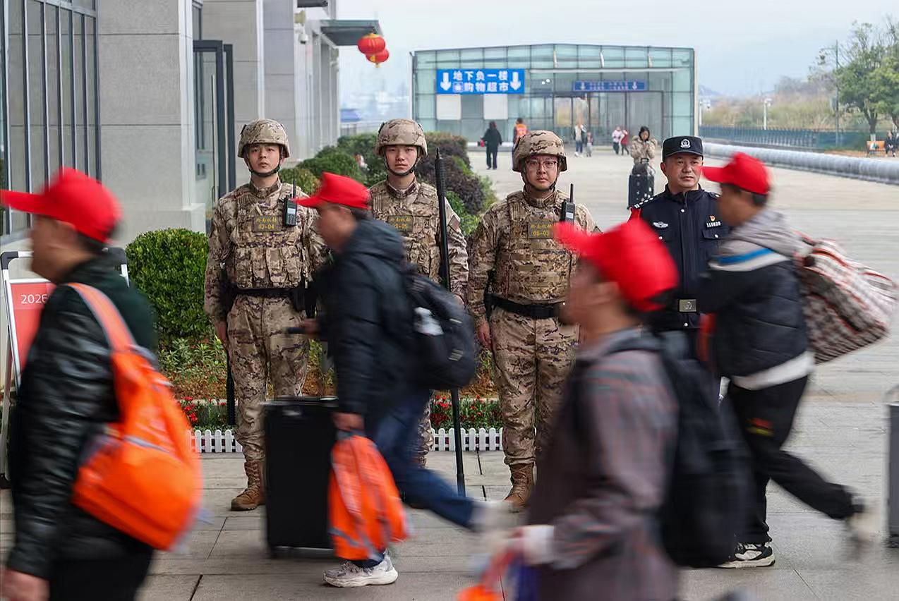 圖3駐站武警守護(hù)務(wù)工旅客有序進(jìn)站乘車。.jpg