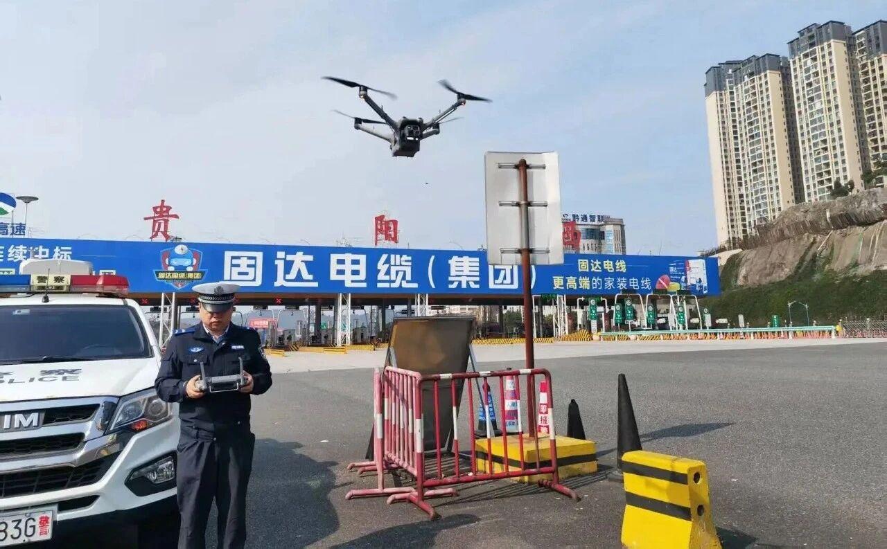 圖1 執(zhí)勤交警正使用無人機(jī)巡視路面情況.jpg 圖1 執(zhí)勤交警正使用無人機(jī)巡視路面情況.jpg