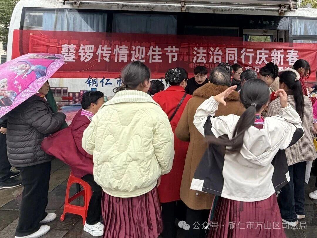 圖1 萬山區(qū)司法局在比賽現(xiàn)場設立法治宣傳展點.jpg 圖1 萬山區(qū)司法局在比賽現(xiàn)場設立法治宣傳展點.jpg