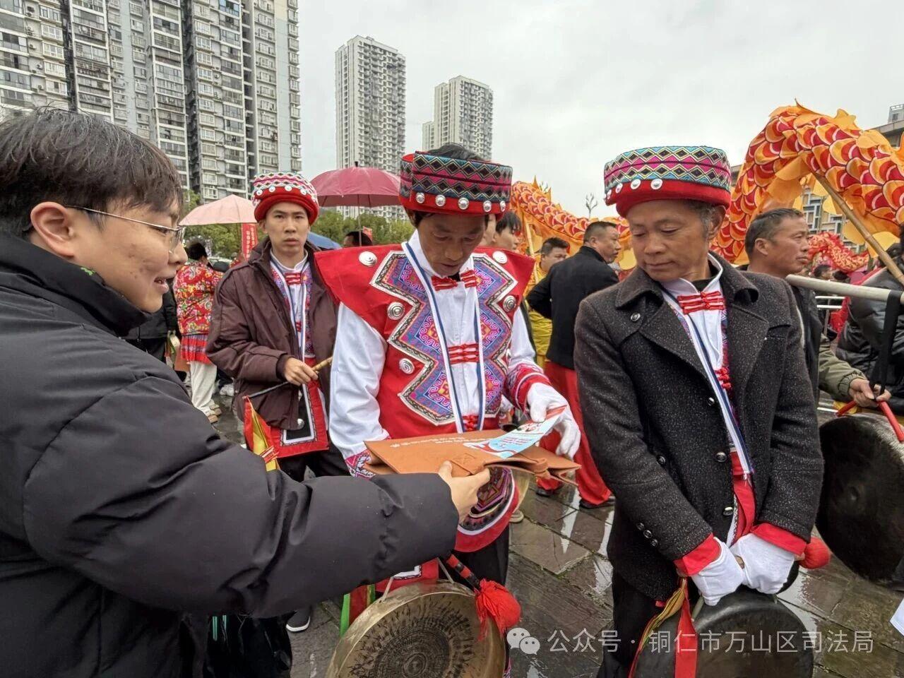 圖2 普法志愿者向巡游隊伍演員開展普法.jpg 圖2 普法志愿者向巡游隊伍演員開展普法.jpg