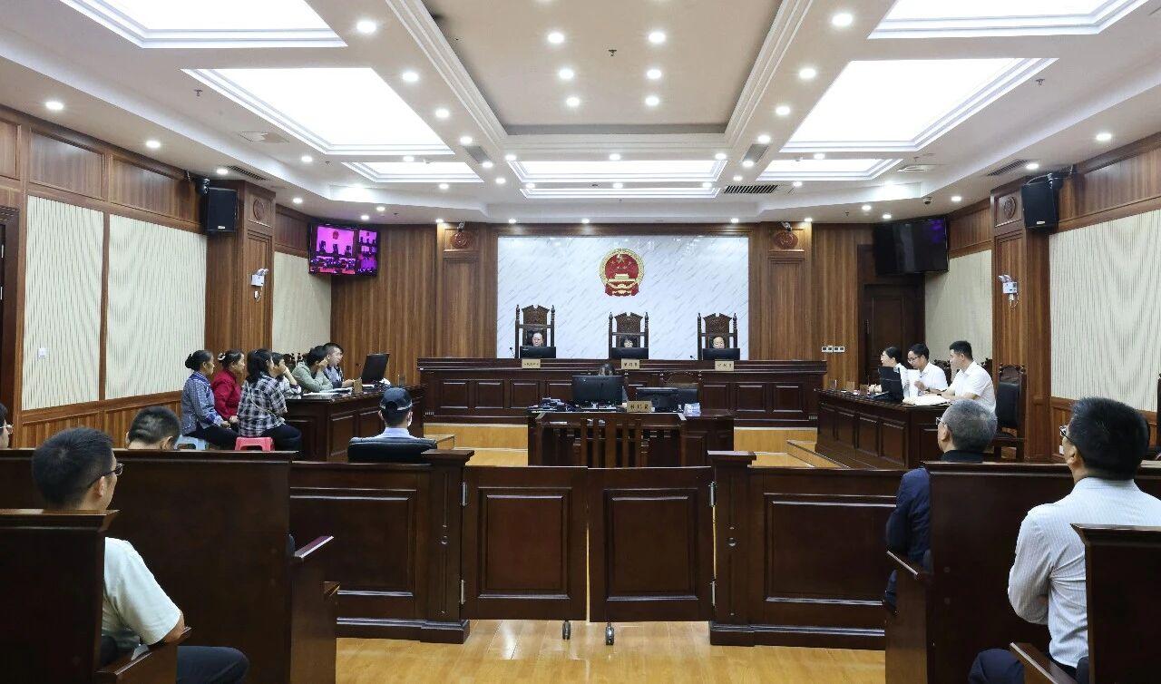 圖1 庭審現(xiàn)場.jpg 圖1 庭審現(xiàn)場.jpg