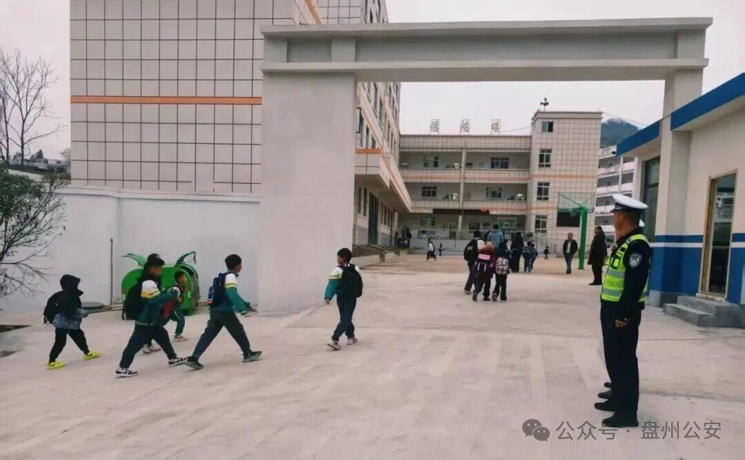 圖1 水城分局民警開展護(hù)學(xué)崗工作.jpg 圖1 水城分局民警開展護(hù)學(xué)崗工作.jpg