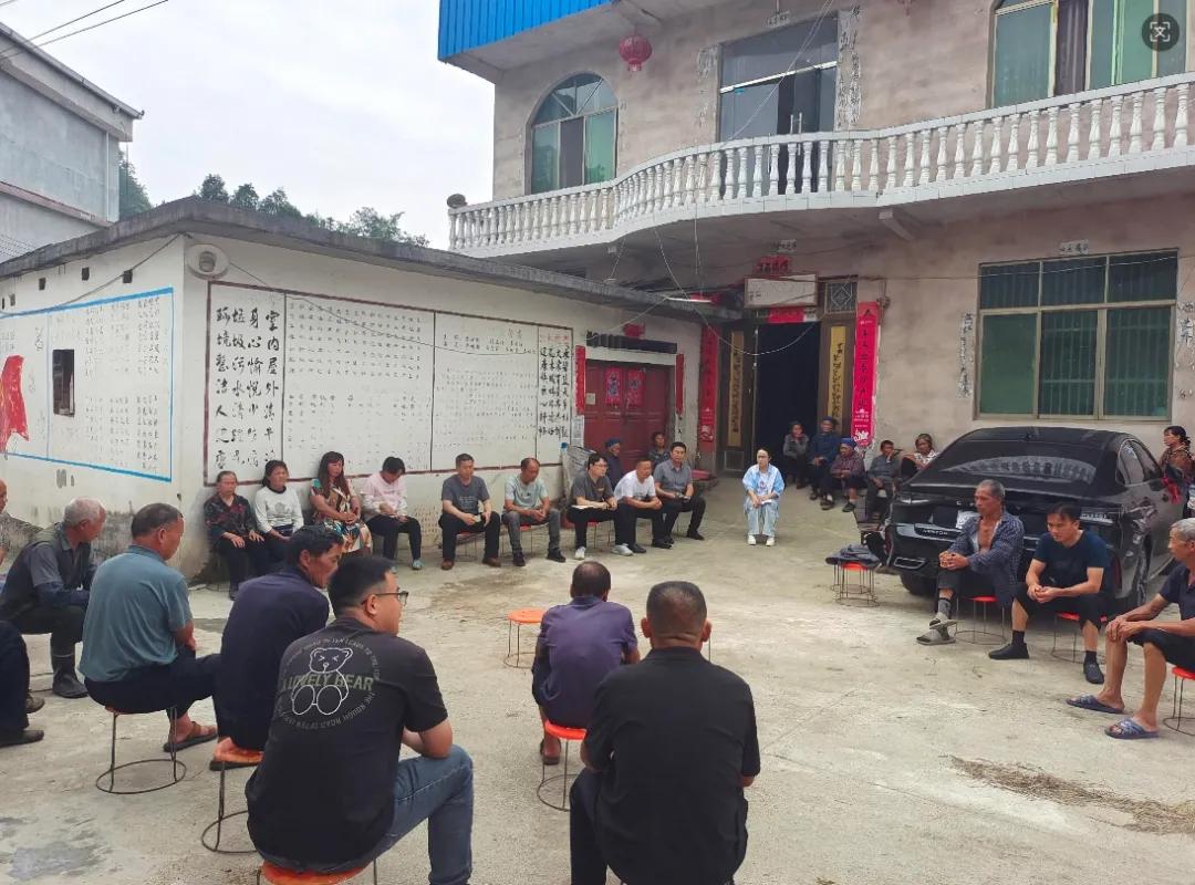 圖3 人民調(diào)解員與“法律明白人”聯(lián)動調(diào)處矛盾糾紛.jpg 圖3 人民調(diào)解員與“法律明白人”聯(lián)動調(diào)處矛盾糾紛.jpg