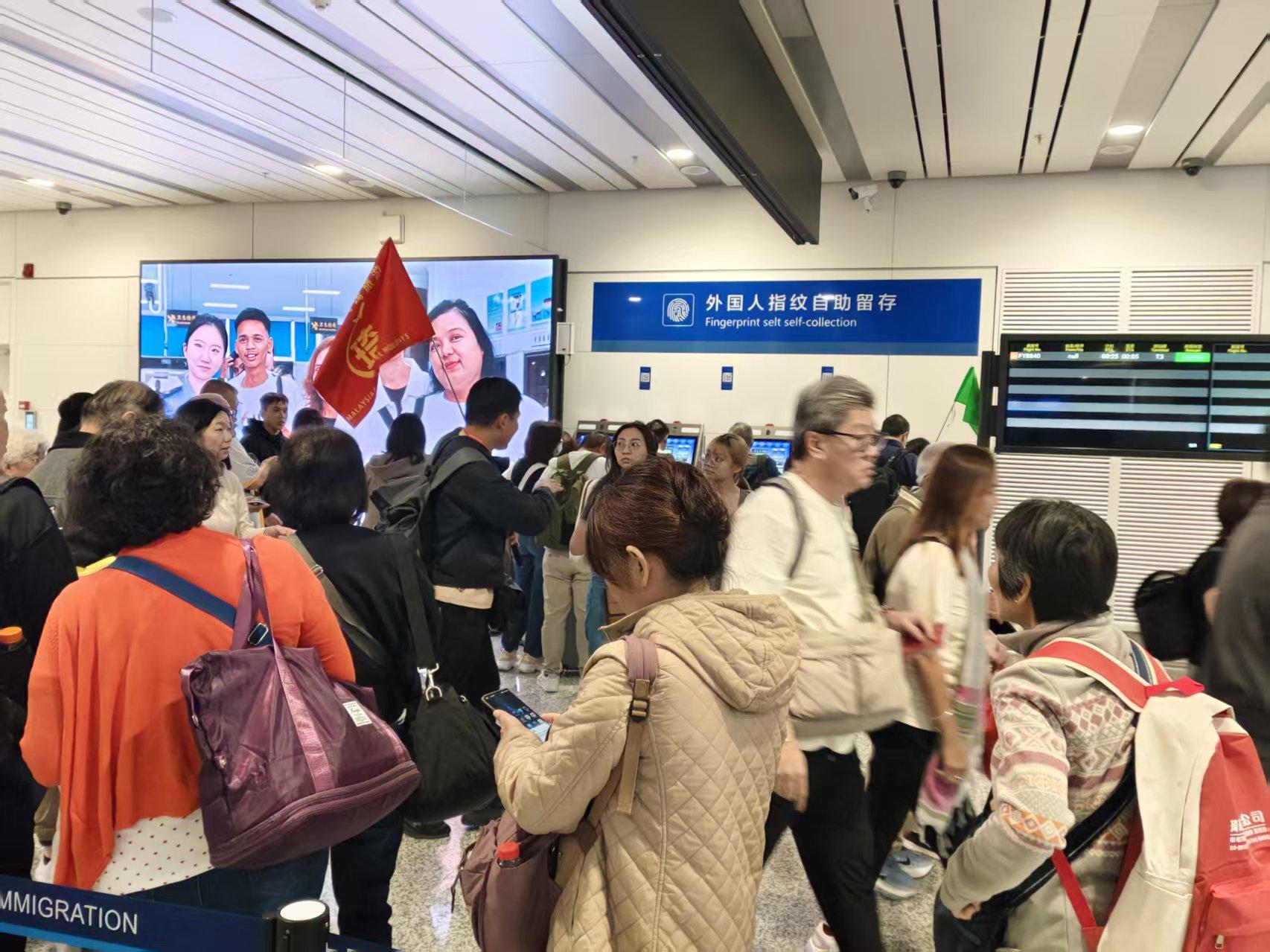 圖1旅客通關(guān)現(xiàn)場(chǎng).jpg 圖1旅客通關(guān)現(xiàn)場(chǎng).jpg