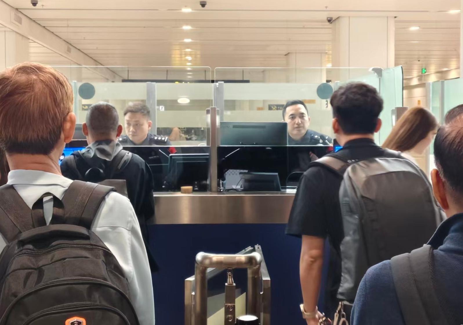 圖3旅客通關(guān)現(xiàn)場(chǎng).jpg 圖3旅客通關(guān)現(xiàn)場(chǎng).jpg