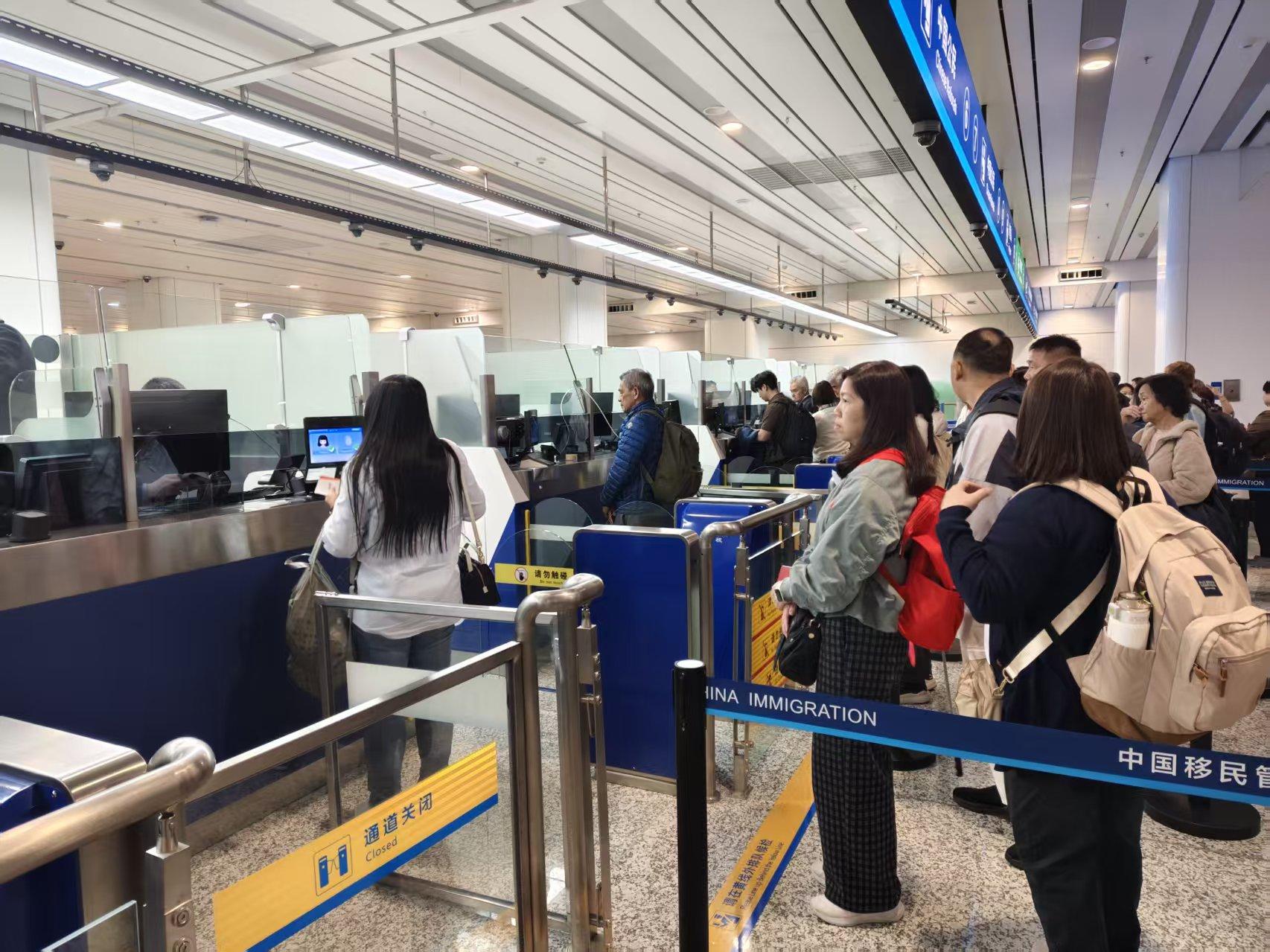 圖2旅客通關(guān)現(xiàn)場(chǎng).jpg 圖2旅客通關(guān)現(xiàn)場(chǎng).jpg