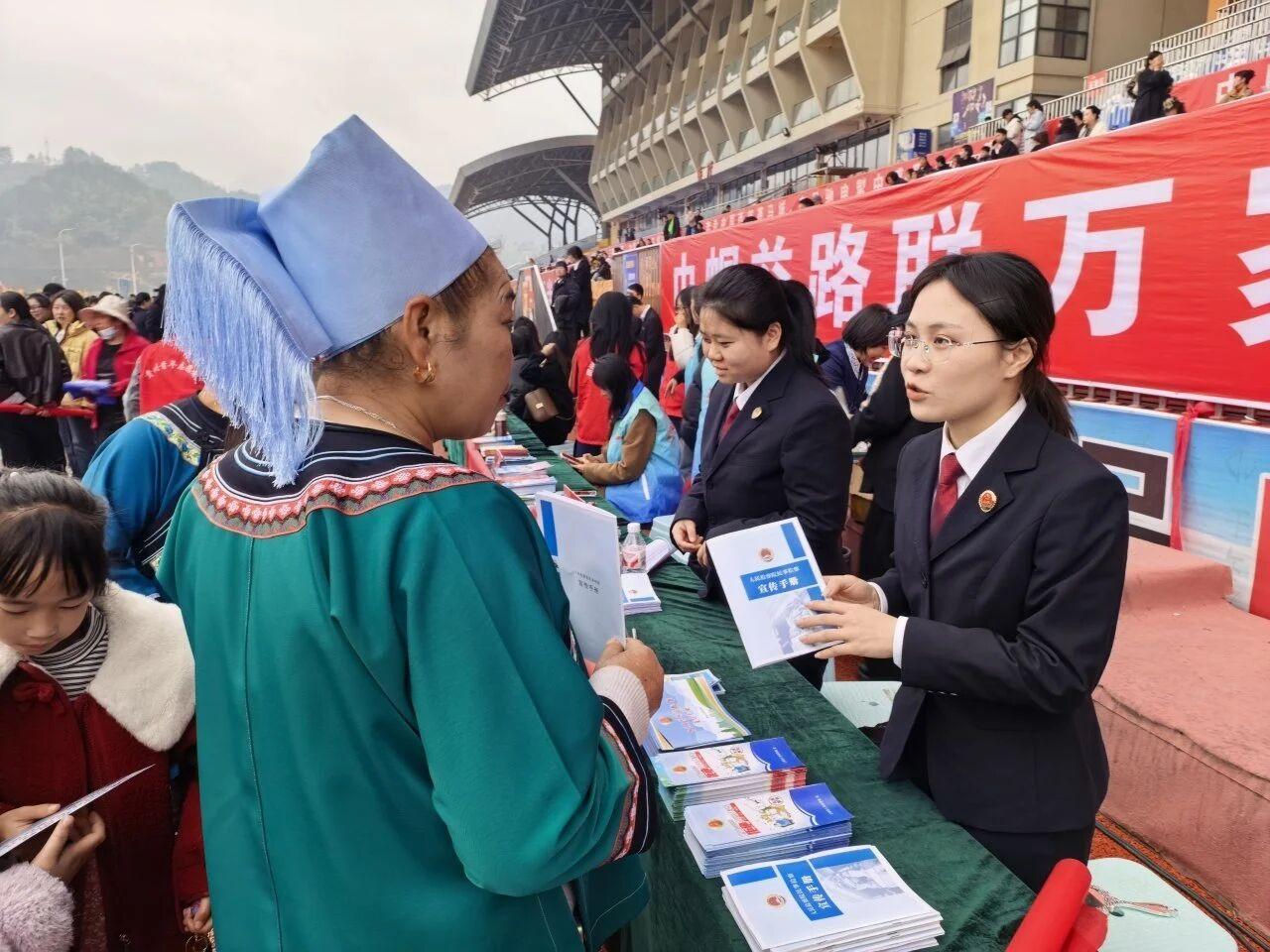 圖1 女干警向過往群眾普及法律知識.jpg 圖1 女干警向過往群眾普及法律知識.jpg