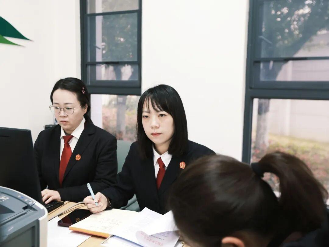 圖3 日常工作中的朱俊蓉.jpg.jpg 圖3 日常工作中的朱俊蓉.jpg.jpg