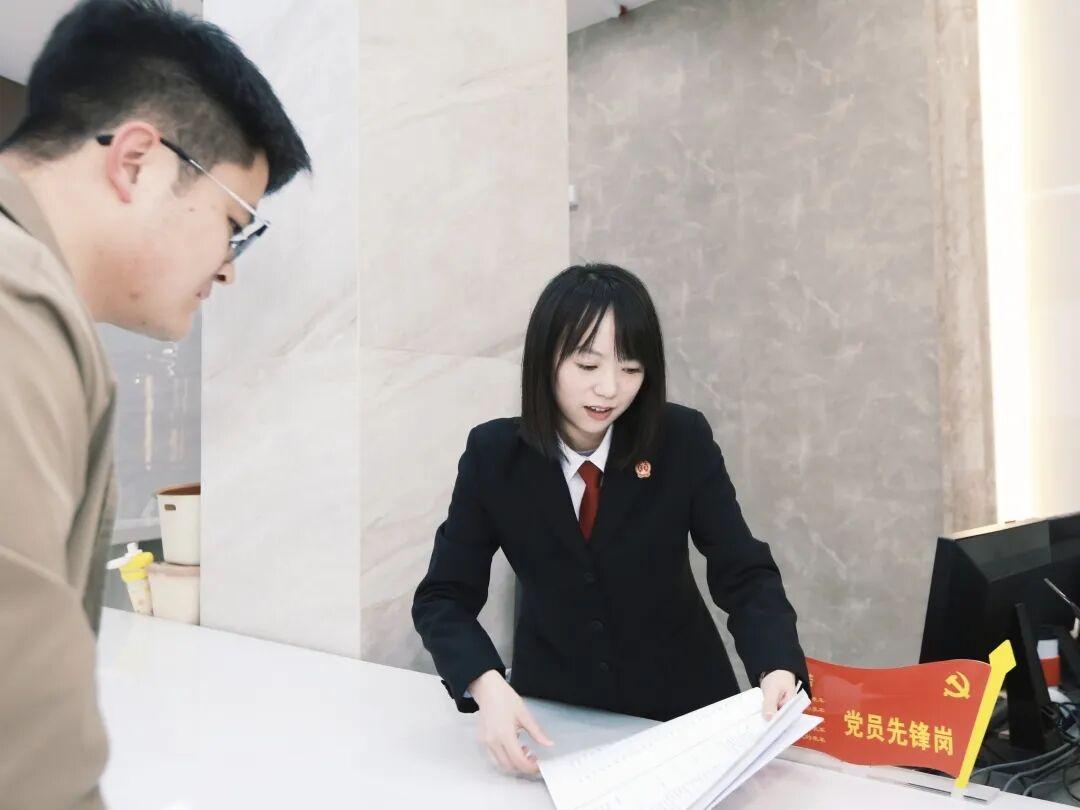 圖1 朱俊蓉耐心引導(dǎo)群眾.jpg 圖1 朱俊蓉耐心引導(dǎo)群眾.jpg