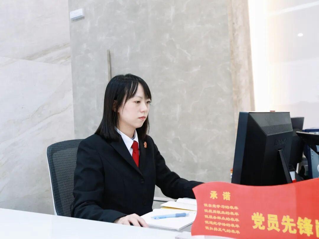 圖2 在服務(wù)窗口認(rèn)真工作的朱俊蓉.jpg 圖2 在服務(wù)窗口認(rèn)真工作的朱俊蓉.jpg