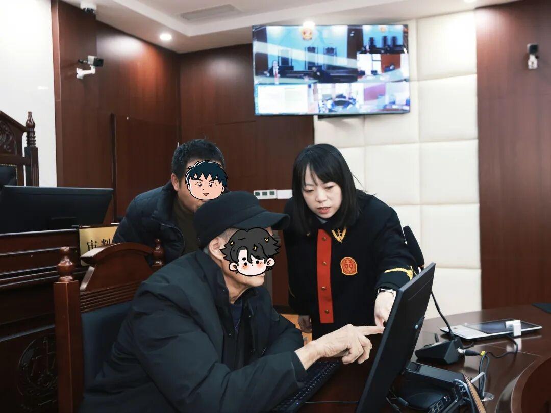 圖4 朱俊蓉耐心引導(dǎo)群眾.jpg 圖4 朱俊蓉耐心引導(dǎo)群眾.jpg