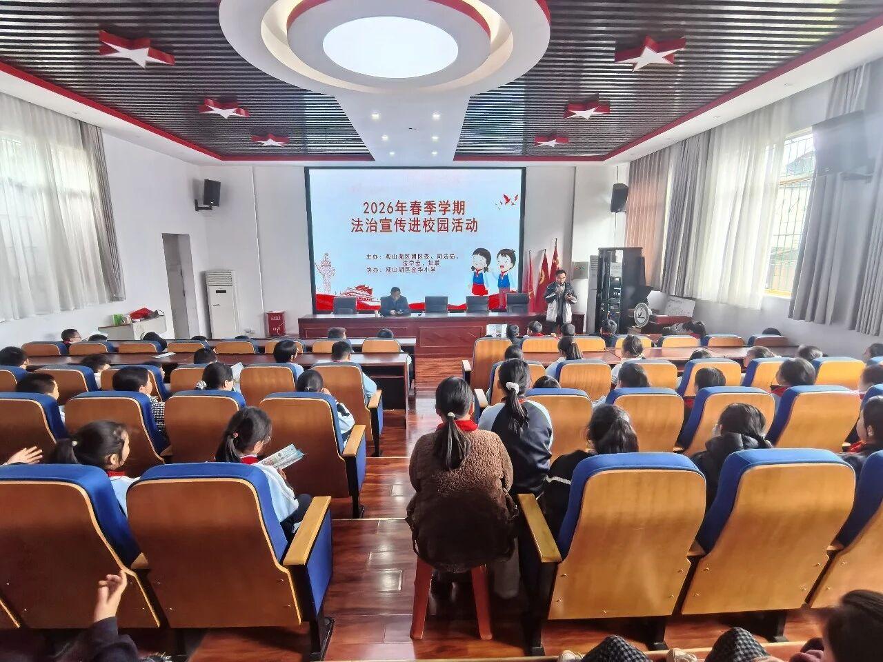 圖2普法宣傳活動現(xiàn)場.jpg 圖2普法宣傳活動現(xiàn)場.jpg