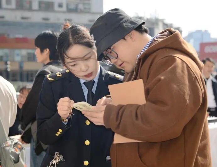 圖一 活動(dòng)中專業(yè)人員一對(duì)一答疑.jpg 圖一 活動(dòng)中專業(yè)人員一對(duì)一答疑.jpg