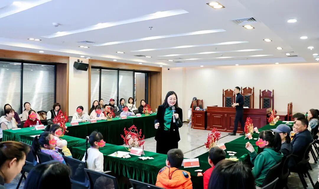 圖2 “家庭 游戲”互動現(xiàn)場.jpg 圖2 “家庭 游戲”互動現(xiàn)場.jpg