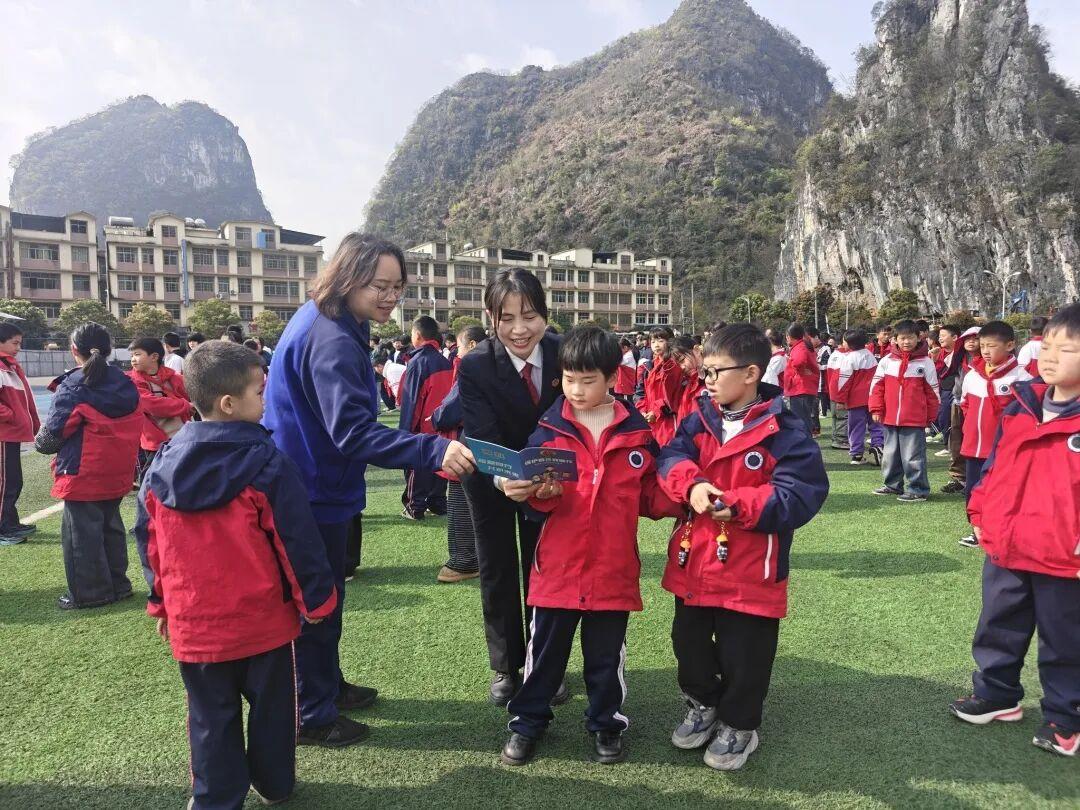 圖2 法治副校長與學生互動.jpg 圖2 法治副校長與學生互動.jpg