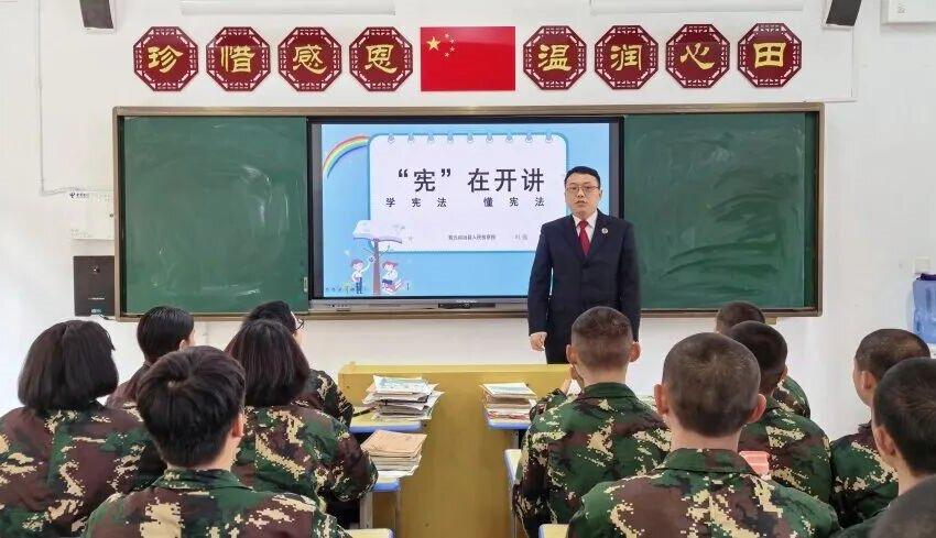 圖1 法治副校長給學生們普及法律知識.jpg 圖1 法治副校長給學生們普及法律知識.jpg